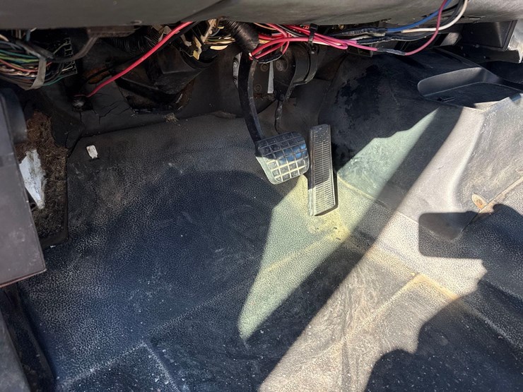 2001-chevy-c6500-truck-image-33