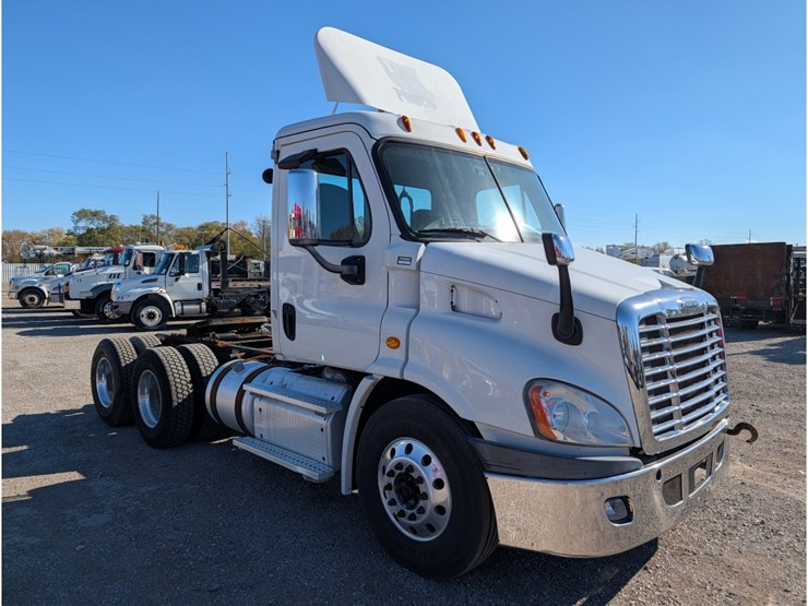 2013-freightliner-columbia-day-cab-image-3