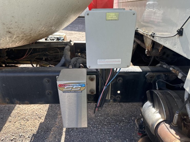 2013-freightliner-m2-106-image-18