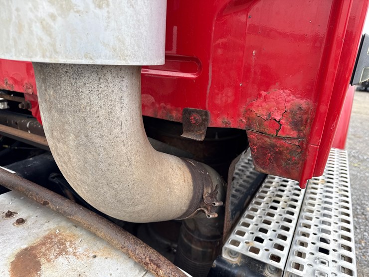 2011-volvo-10-image-21