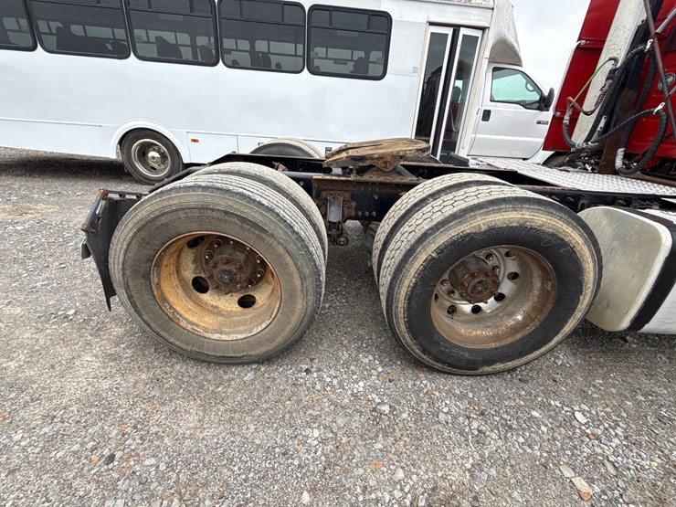 2011-volvo-10-image-14