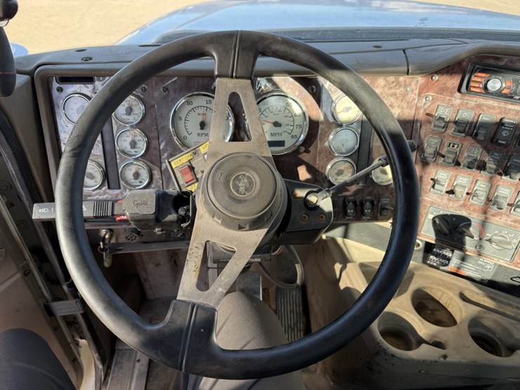 #1955-•-2008-international-eagle-day-cab-truck-tractor-image-52