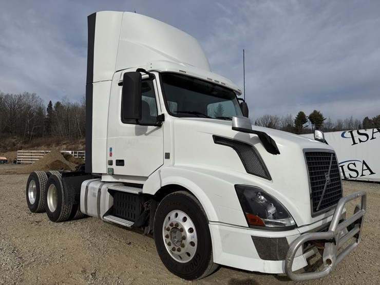 2011-volvo-10-image-7