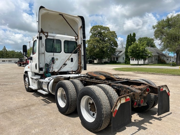 2016-freightliner-ca125-day-cab-image-2