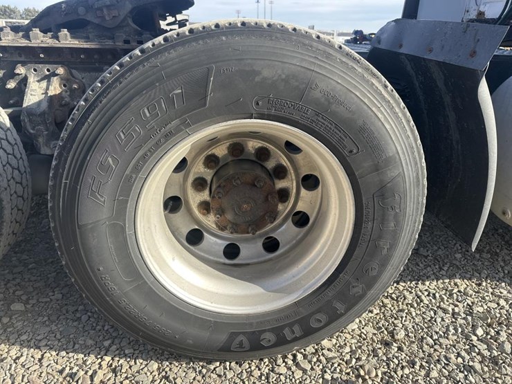 2011-volvo-10-image-56