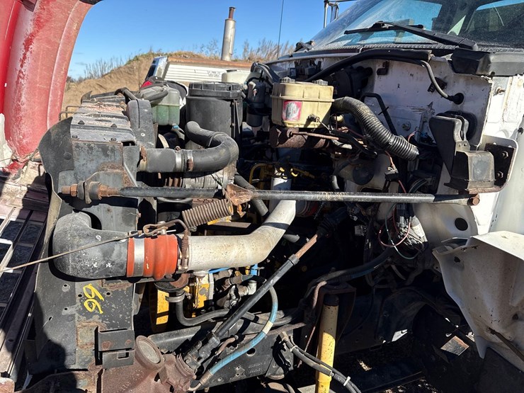 2001-chevy-c6500-truck-image-19