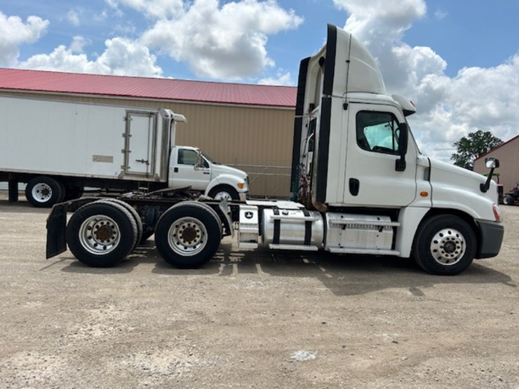 2016-freightliner-ca125-day-cab-image-8