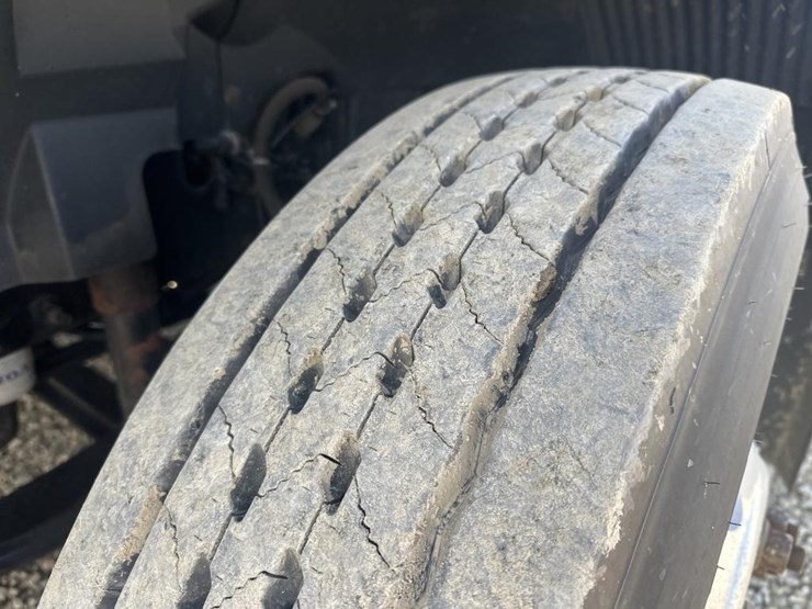 2011-volvo-10-image-53