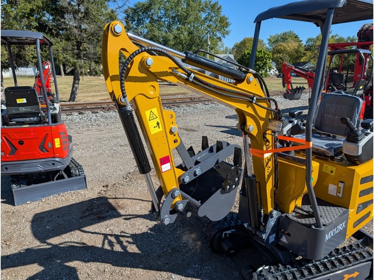 cfg-mx12rx-mini-excavator-w/-mechanical-thumb-image-2