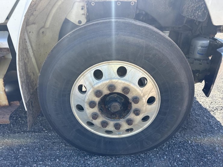 2013-freightliner-m2-106-image-71