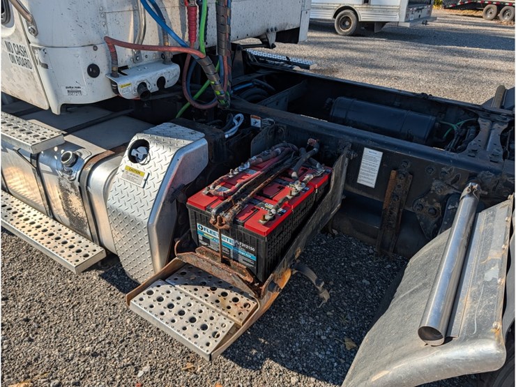 2016-freightliner-m2-day-cab-image-11