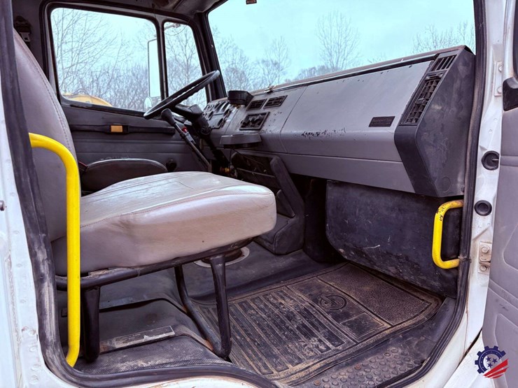 1998-freightliner-fl70-image-53