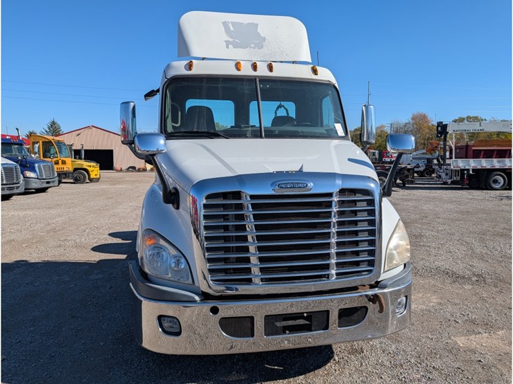 2013-freightliner-columbia-day-cab-image-2