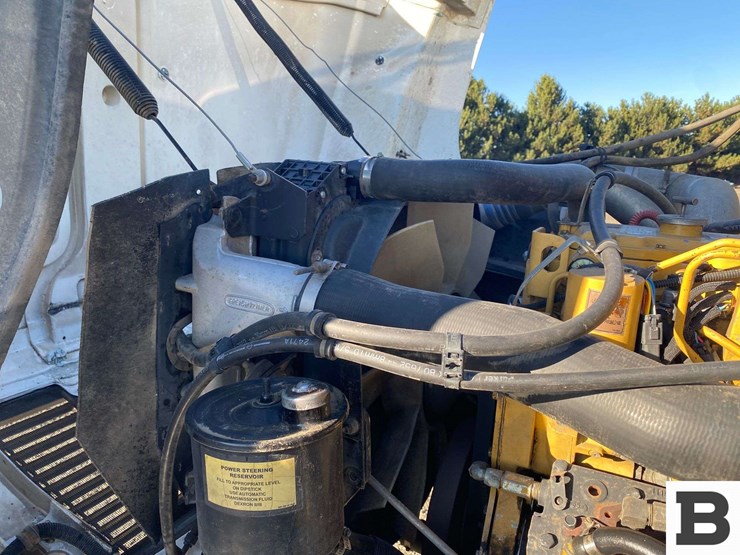 2002-freightliner-fl70-image-35