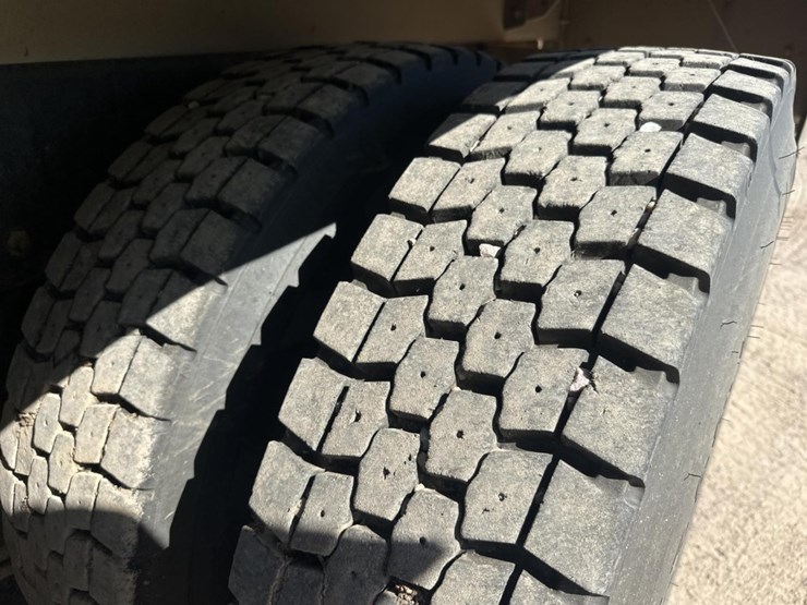 2013-freightliner-m2-106-image-78