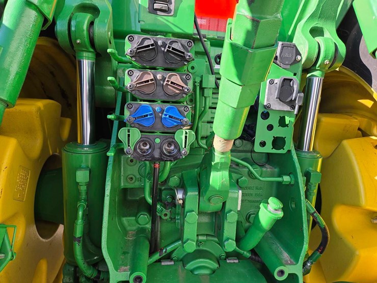 2012-john-deere-8285r-image-32