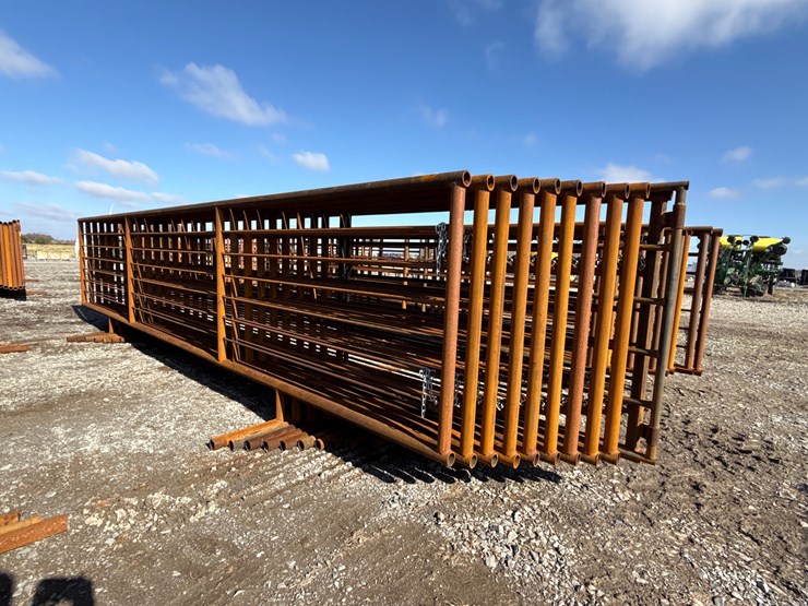 #22674-•-(9)-cattle-panels-&-(1)-gate-image-3