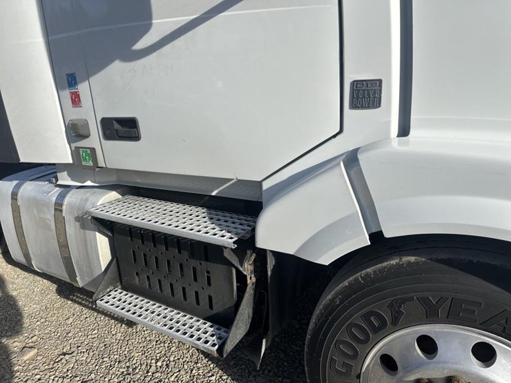 2011-volvo-10-image-12