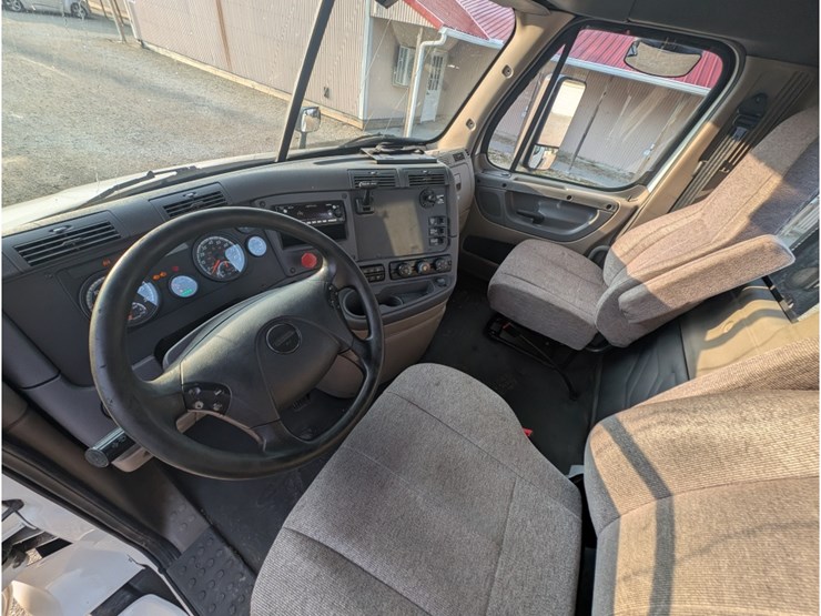 2016-freightliner-ca113-day-cab-image-22