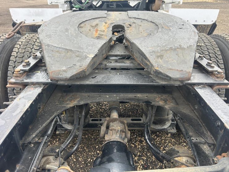 #1676-•-2015-volvo-vnl-day-cab-truck-tractor-image-23