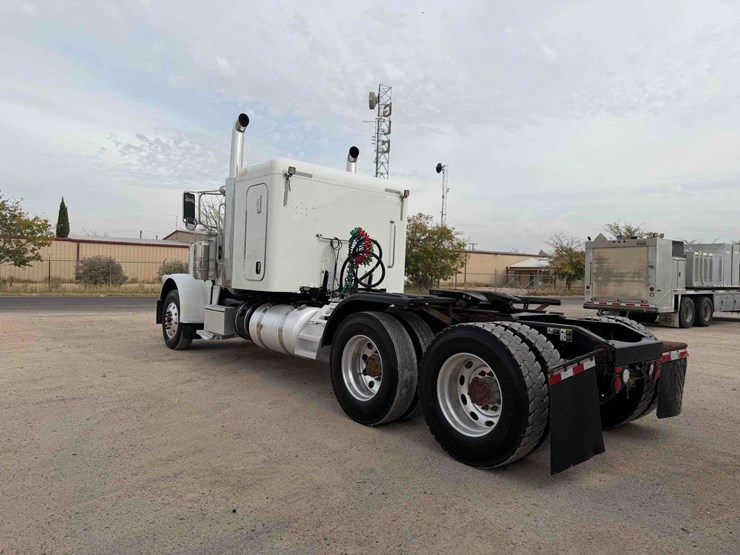 2018-peterbilt-389-image-2