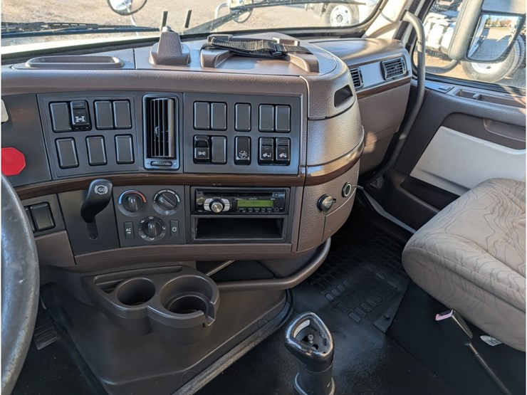 2014-volvo-vnl-day-cab-image-25