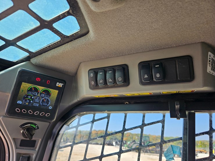 2023-caterpillar-299d3-image-41