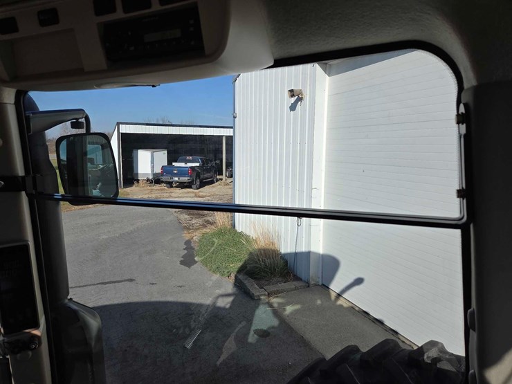 2012-john-deere-8285r-image-71