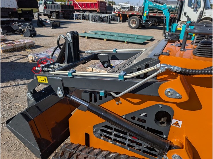 landhonor-ldh-ht380-mini-skid-steer-image-6
