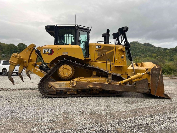 2022-caterpillar-d7-image-3