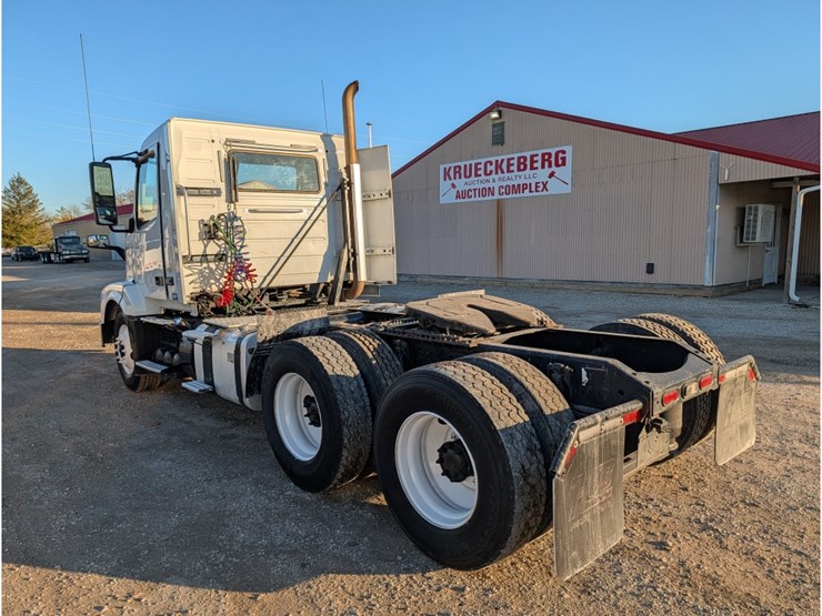 2015-volvo-vnl-day-cab-image-10