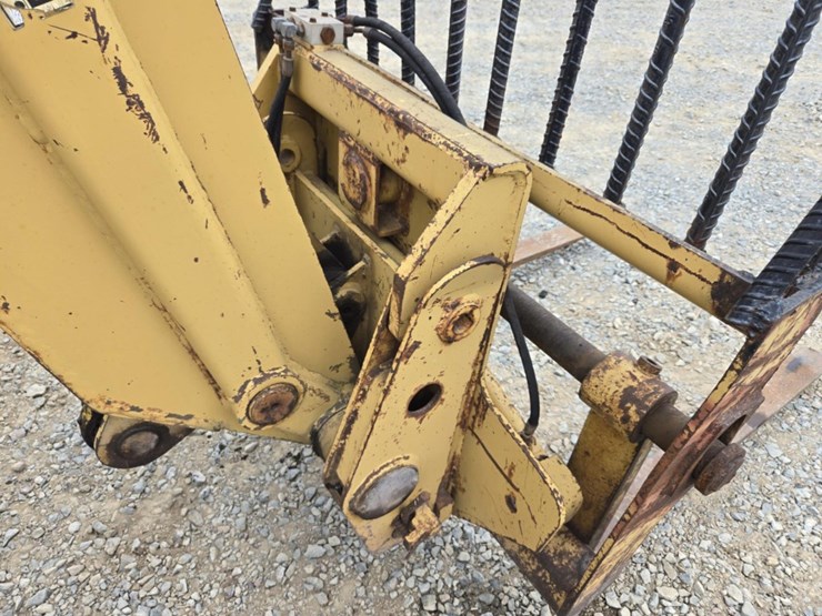 caterpillar-th83-image-13