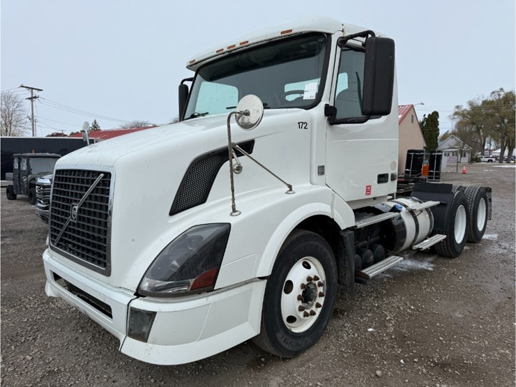 2011-volvo-vnl-day-cab-image-1