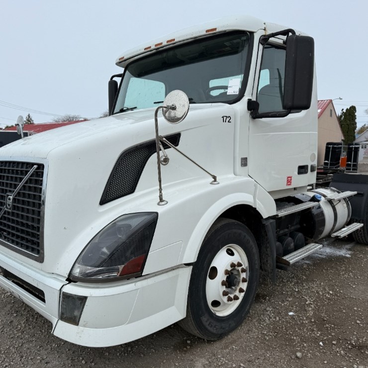 2011 Volvo VNL Day Cab