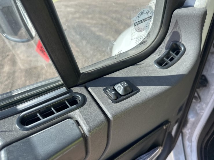 2013-freightliner-m2-106-image-36