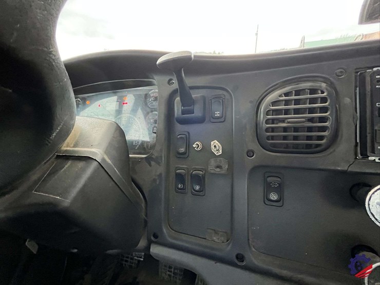 2013-freightliner-m2-s/a-cab-&-chassis-image-61