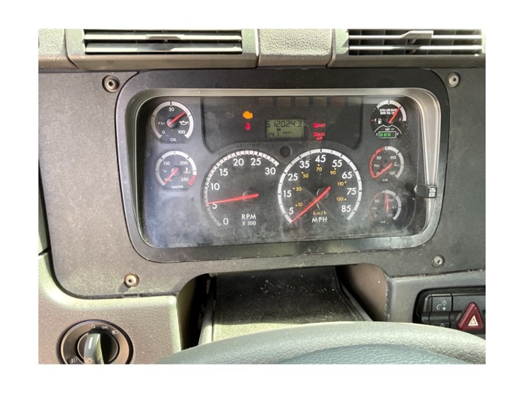 2014-freightliner-ca125-day-cab-image-24