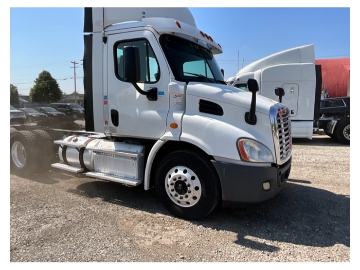 2016-freightliner-ca113-daycab-image-8