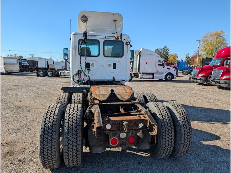 2013-freightliner-columbia-day-cab-image-9