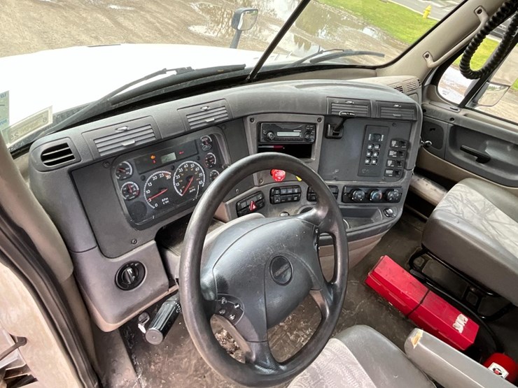 2016-freightliner-ca125-day-cab-image-23