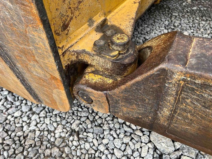 2022-caterpillar-d7-image-41