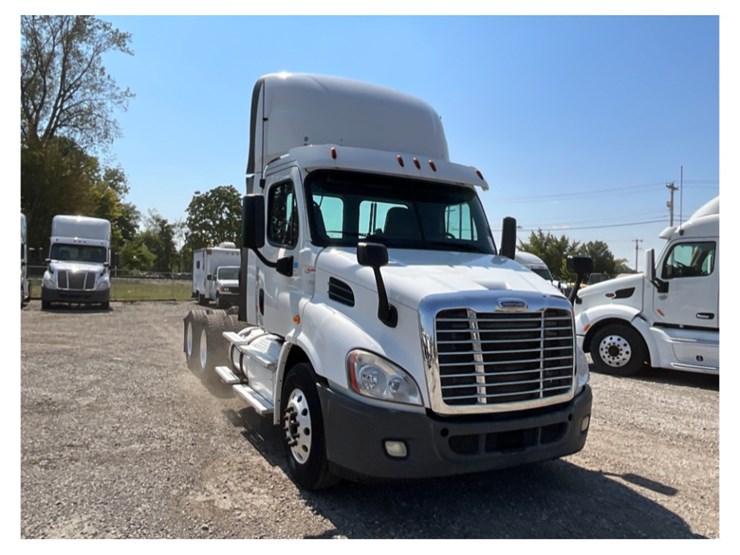 2016-freightliner-ca113-daycab-image-6