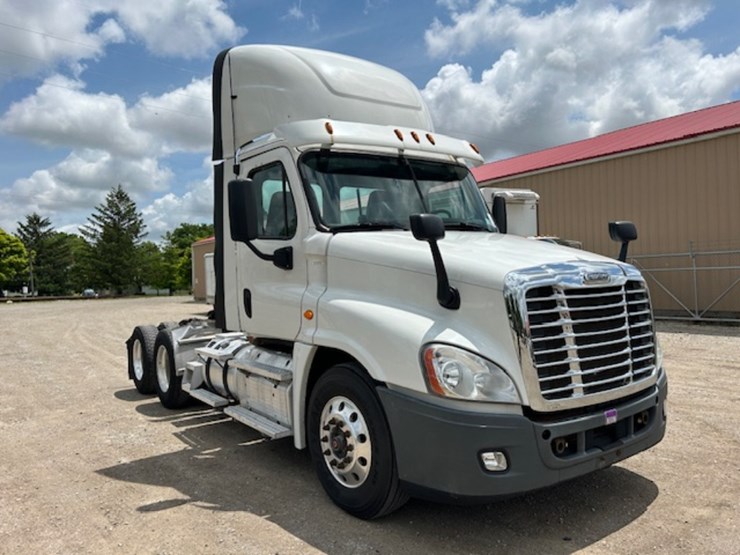 2016-freightliner-ca125-day-cab-image-4
