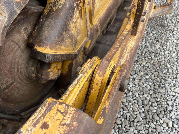 2022-caterpillar-d7-image-40