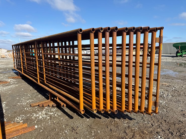 #22676-•-(9)-cattle-panels-&-(1)-gate-image-4