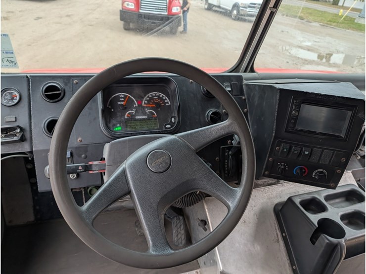 2017-freightliner-mt55-image-16