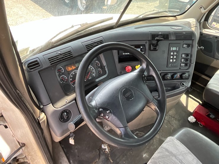 2016-freightliner-ca125-day-cab-image-22
