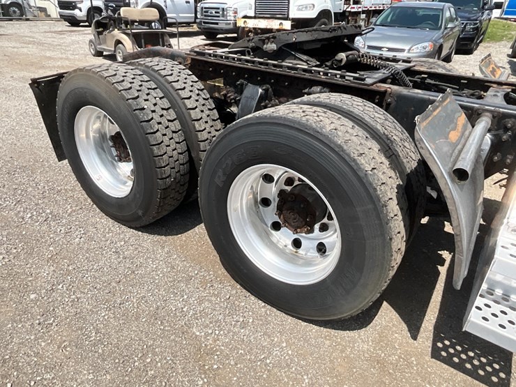 2016-freightliner-ca125-day-cab-image-10