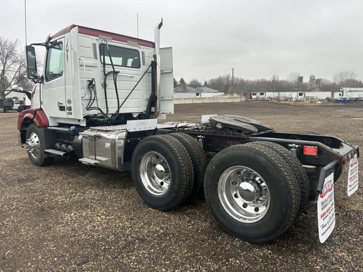#1676-•-2015-volvo-vnl-day-cab-truck-tractor-image-3