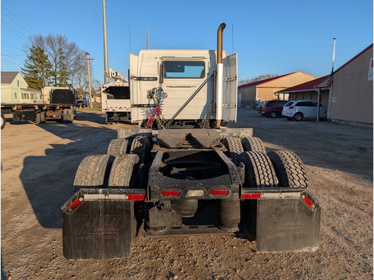 2015-volvo-vnl-day-cab-image-9